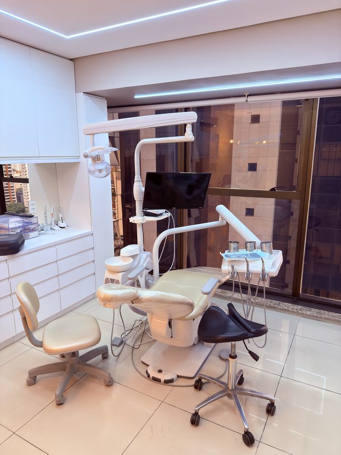 Sala de atendimento com cadeira odontológica no consultório do Dr. Fabrício em Fortaleza