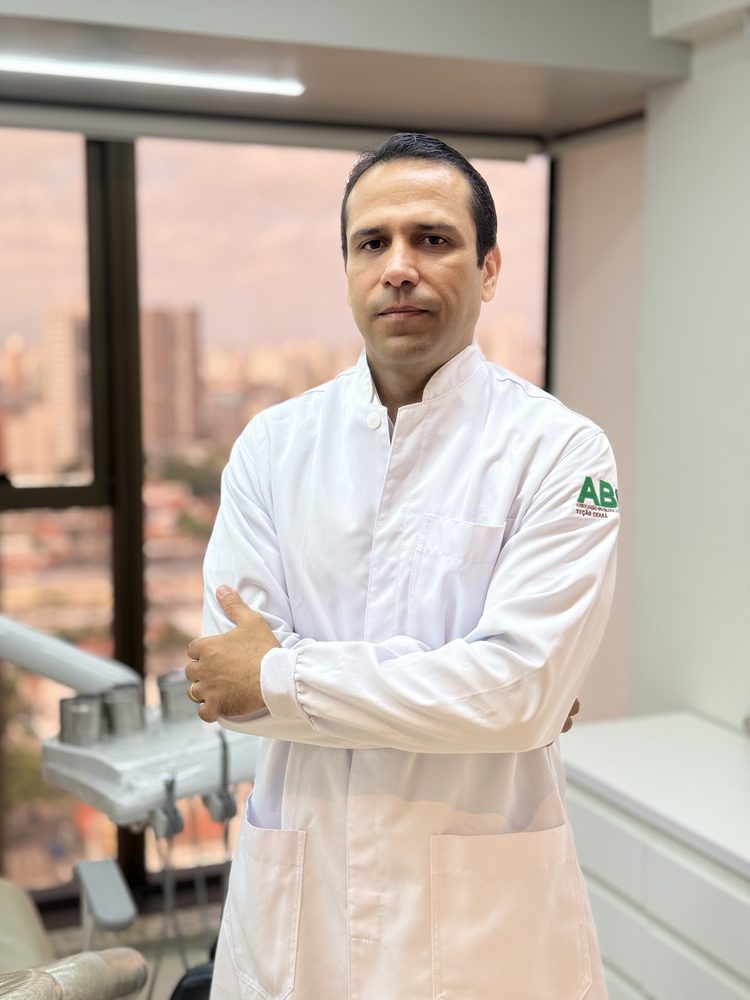 Dr. Fabrício Mendonça de Oliveira, cirurgião-dentista, no consultório na Aldeota, Fortaleza