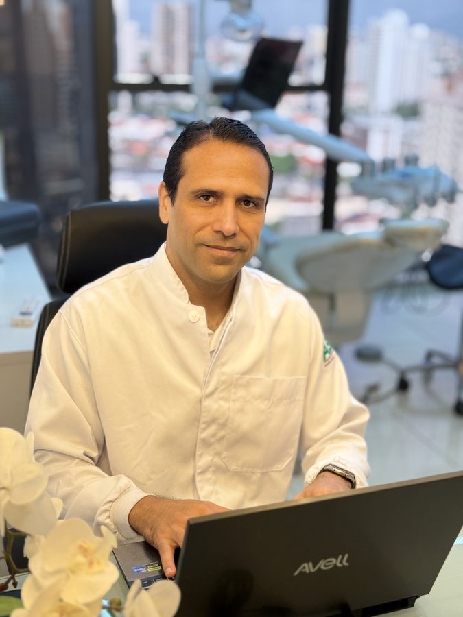 Dr. Fabrício Mendonça de Oliveira atendendo em seu consultório na Aldeota, Fortaleza