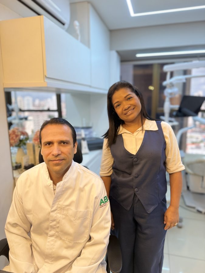 Dr. Fabrício em seu consultório odontológico na Aldeota, Fortaleza