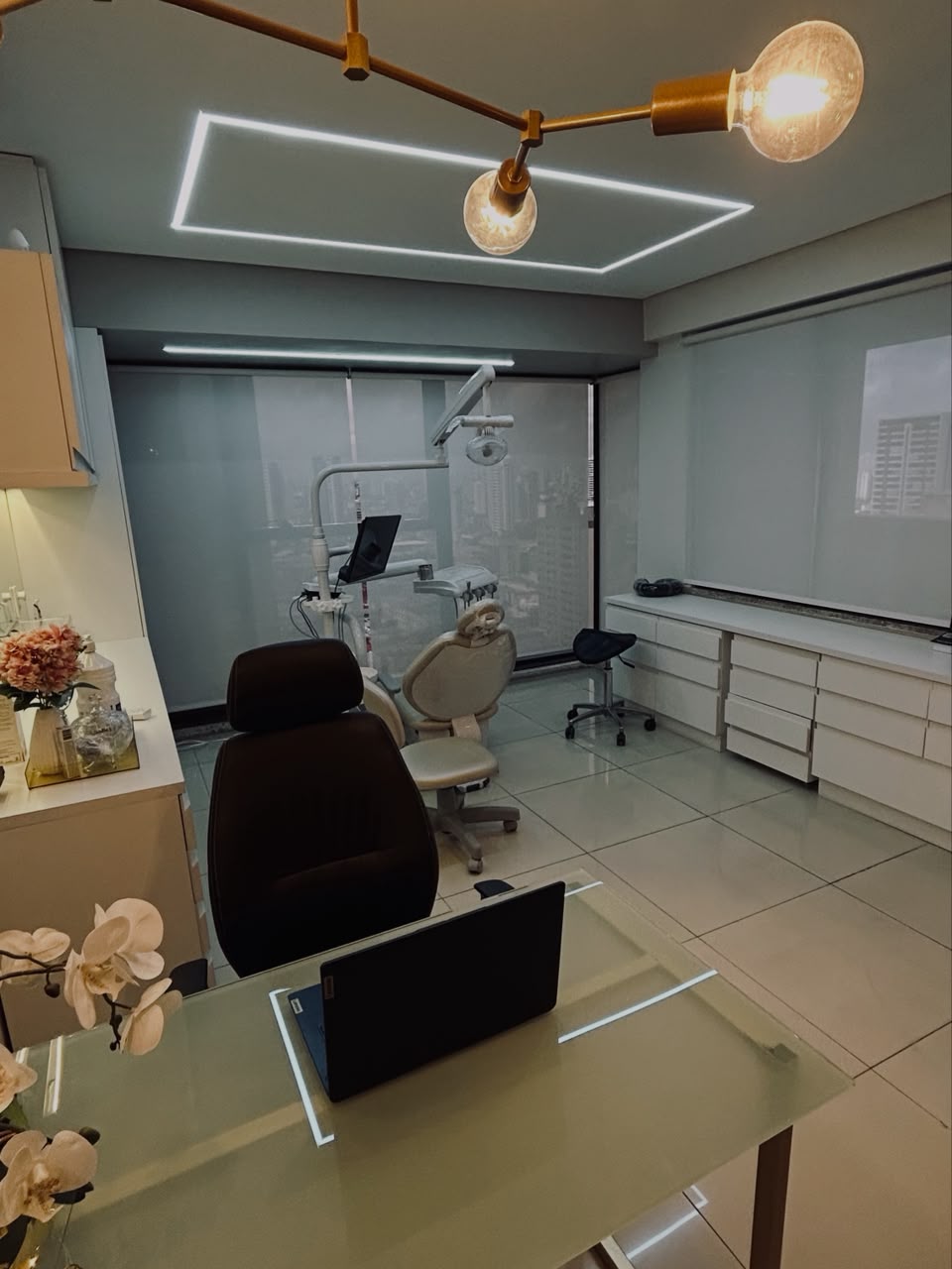 Consultório com planejamento digital e vista da Aldeota, Fortaleza